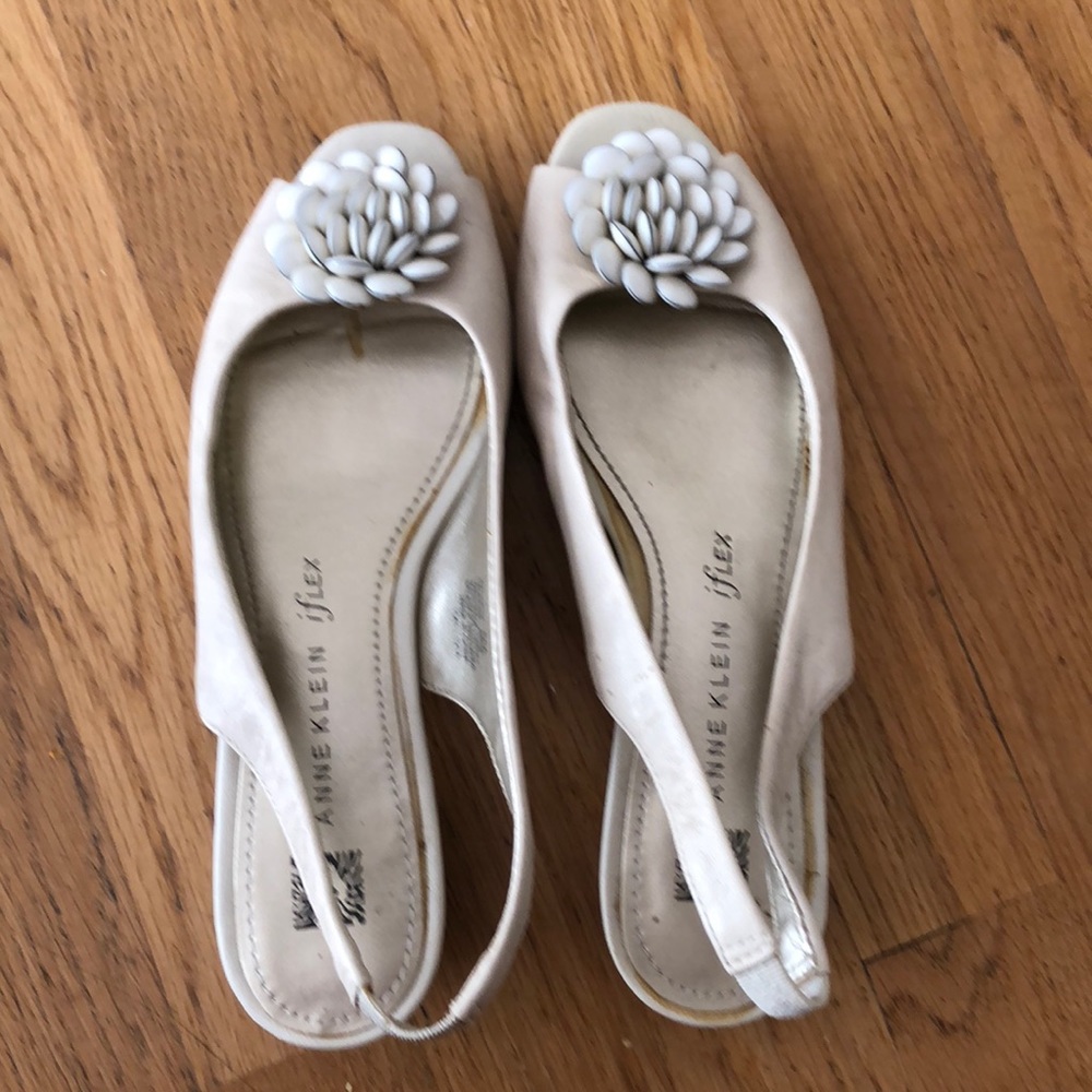 Peep toe shoes
